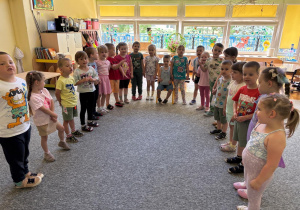 Dzieci śpiewają Jubilatowi ,,Sto lat".