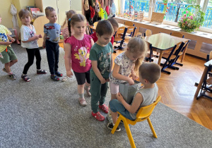 Dzieci składają życzenia urodzinowe.