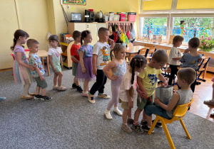 Dzieci składają życzenia urodzinowe.