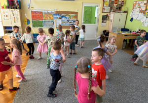 Dzieci tańczą w parach przy piosenkach dziecięcych.