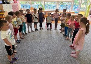 Dzieci śpiewają Kacperkowi ,,Sto lat".