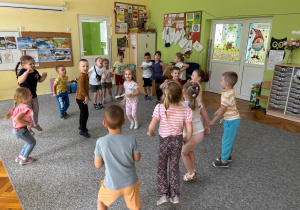Wspólne zabawy przy dziecięcych hitach.