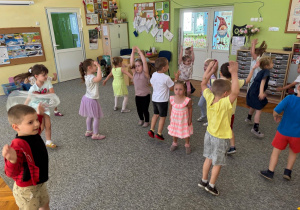 Wspólne zabawy przy piosenkach dziecięcych.