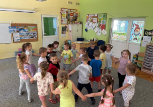 Wspólne zabawy przy piosenkach dziecięcych.