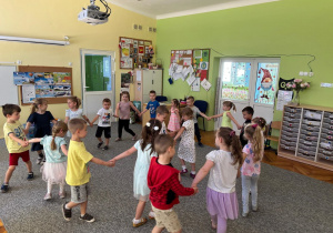 Wspólne zabawy przy piosenkach dziecięcych.