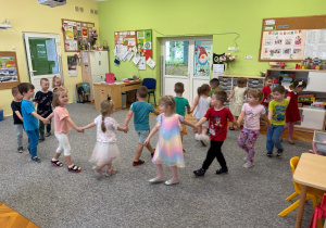 Hana prowadzi dziecięcego ,,węża".