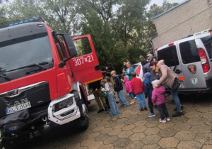 Oglądanie wozu strażackiego prsez dzieci i dorosłych.
