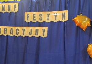 Napis dekoracyjny z nazwą wydarzenia.