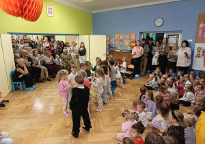 Dzieci tańczące układ choreograficzny.