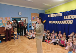 Pani Prezydent Małgorzata Moskwa-Wodnicka przemawiająca do zebranych uczestników festynu.