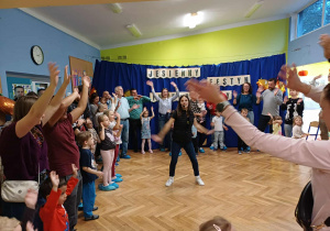 Pani Agata podczas prowadzenia animacji dla DUŻYCH i małych.
