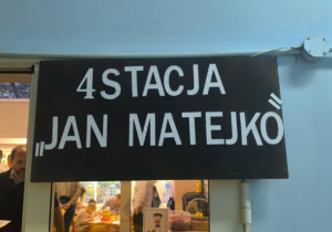 Nazwa stacji "jan Matejko", czyli stacja plastyczna.