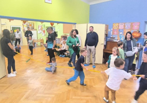 Zajęcia sportowe - przeciąganie liny.