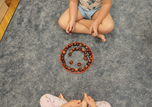 Ułożona mandala z kasztanów.