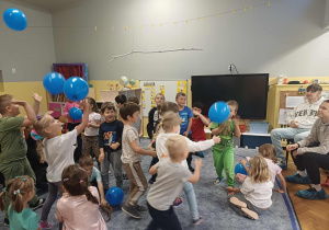 Dzieci podczas zabawy balonami.