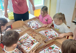 Dzieci z grupy IV pracują nad swoimi pracami.