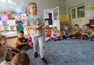 Chłopiec idący ze świecą.