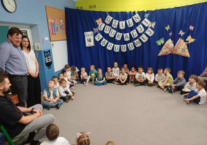 Przedstawiciele Rady Rodziców dziękujący za wkład w pracę nauczycieli oraz pracowników niepedagogicznych.