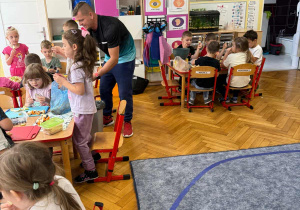 Zdjęcie klasy podczas wykonywania pracy kulinarnej.