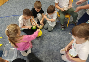 Dzieci porządkujące słoneczko po urodzinach.