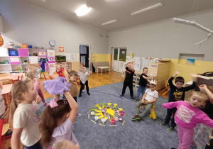 Śpiewanie wiwat przez dzieci.