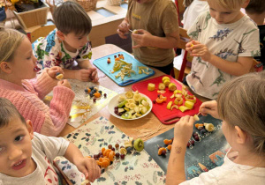 Dzieci pracujące z narzędziami kuchennymi.