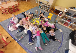 Zdjęcie grupowe dookoła słoneczka.