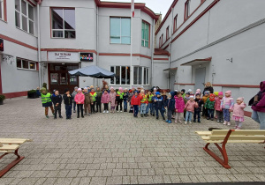 Zdjęcie obu grup przed budynkiem teatru Piccolo.
