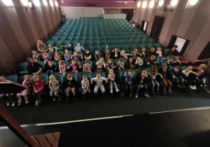 Zdjęcie dzieci z grupy III i IV czekających na rozpoczęcie spektaklu.