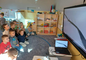 Dzieci oglądające odnózęmuchy w większym powiększeniu.