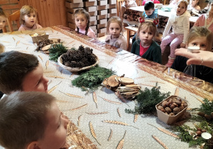 dzieci słuchają jak zrobić stroik