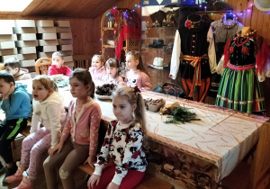 dzieci słuchaja polecenia prowadzącej