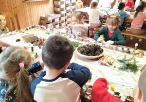 dzieci samodzielnie komponują stroiki