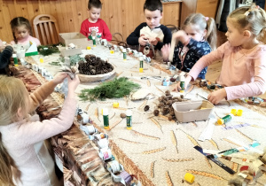 dzieci kleją łańcuch