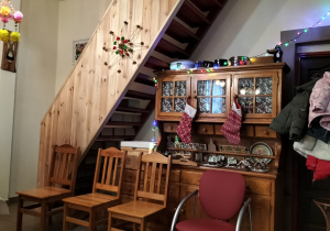 drewniany kredens i schody na poddasze