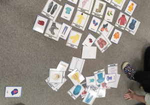 dzieci dopasowują obrazki