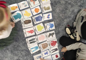 dzieci dopasowują obrazki