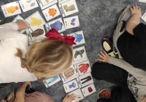 dzieci dopasowują obrazki