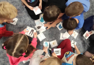 dzieci wybierają obrazki