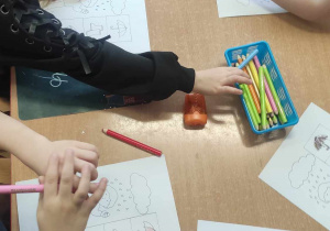 dzieci kolorują obrazki