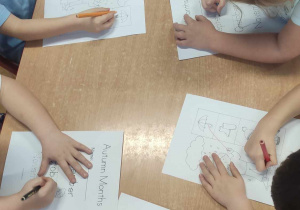 dzieci siedzą przy stoliku