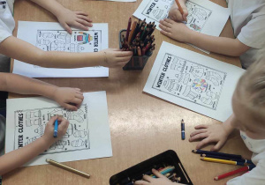 dzieci siedzą przy stoliku