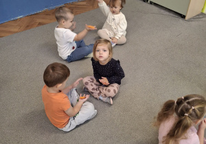 Zabawa muzyczna "Podajemy kropki"