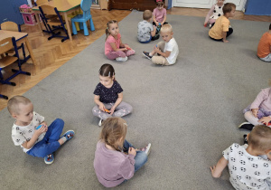 Zabawa muzyczna "Podajemy kropki".