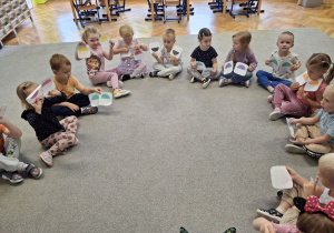 Dzieci pokazujące znalezione dwie pasujące do siebie połówki tworzące kropkę.