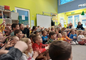 Dzieci wiciągają ręce przed siebie i wypowiadają magiczne hasło.