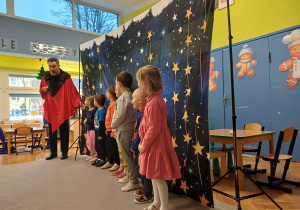 Grupa dzieci wybranych do przedstawienia o królewni i smoku.