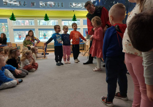 Dzieci odgrywające role w przedstawieniu.