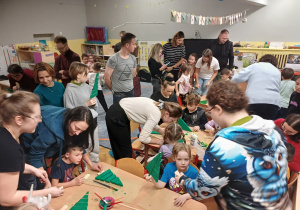 Zdjęcie grupowe osób biorących udział w warsztatach przy pracy.