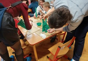 Rodzice oraz dziadkowie przy wykańczaniu prac technicznych.